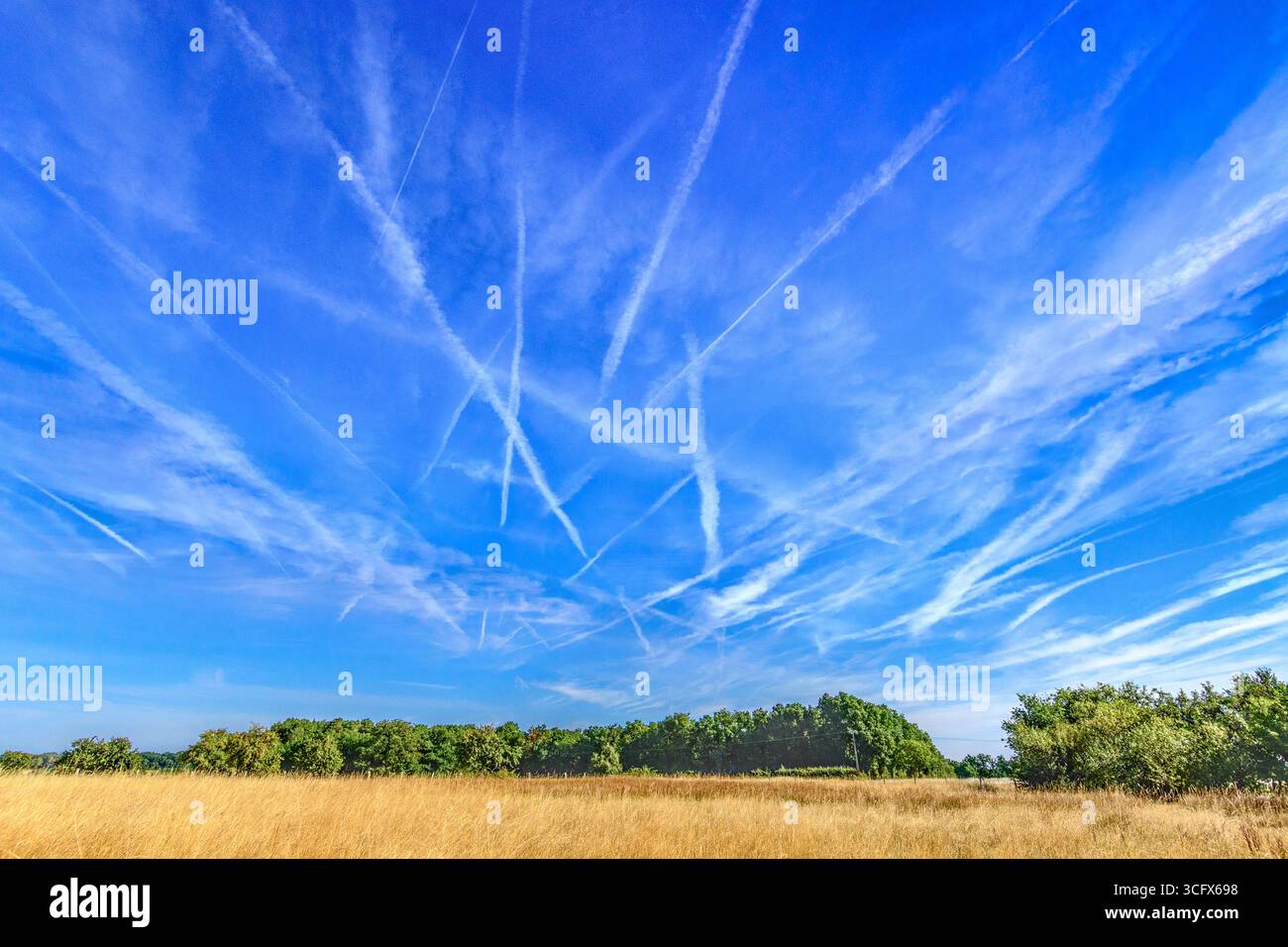 Überqueren Sie JetKondensstreifen (Richtung Süden) über Zentralfrankreich an einem Feiertagswochenende der British Bank. Stockfoto