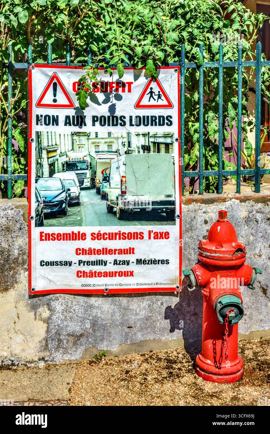 Hinweis bei örtlichem Straßenengpass gegen Verschmutzung, Lärm und Schäden durch Lastkraftwagen - Preuilly-sur-Claise, Indre-et-Loire (37), Frankreich. Stockfoto