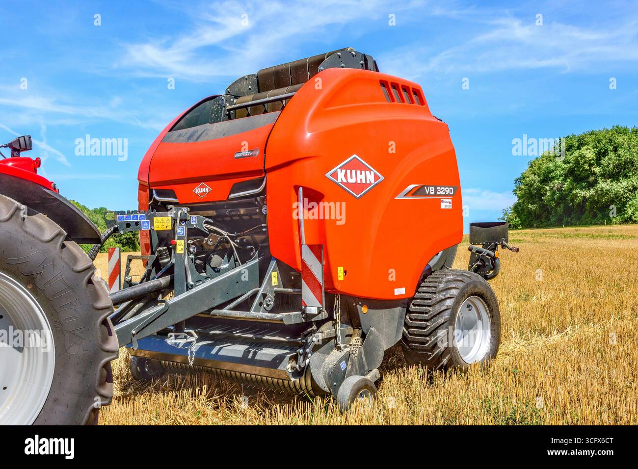 Kuhn VB 3290 Rundballenpressen-landwirtschaftliche Ausrüstung - Bossay-sur-Claise, Indre-et-Loire (37), Frankreich. Stockfoto