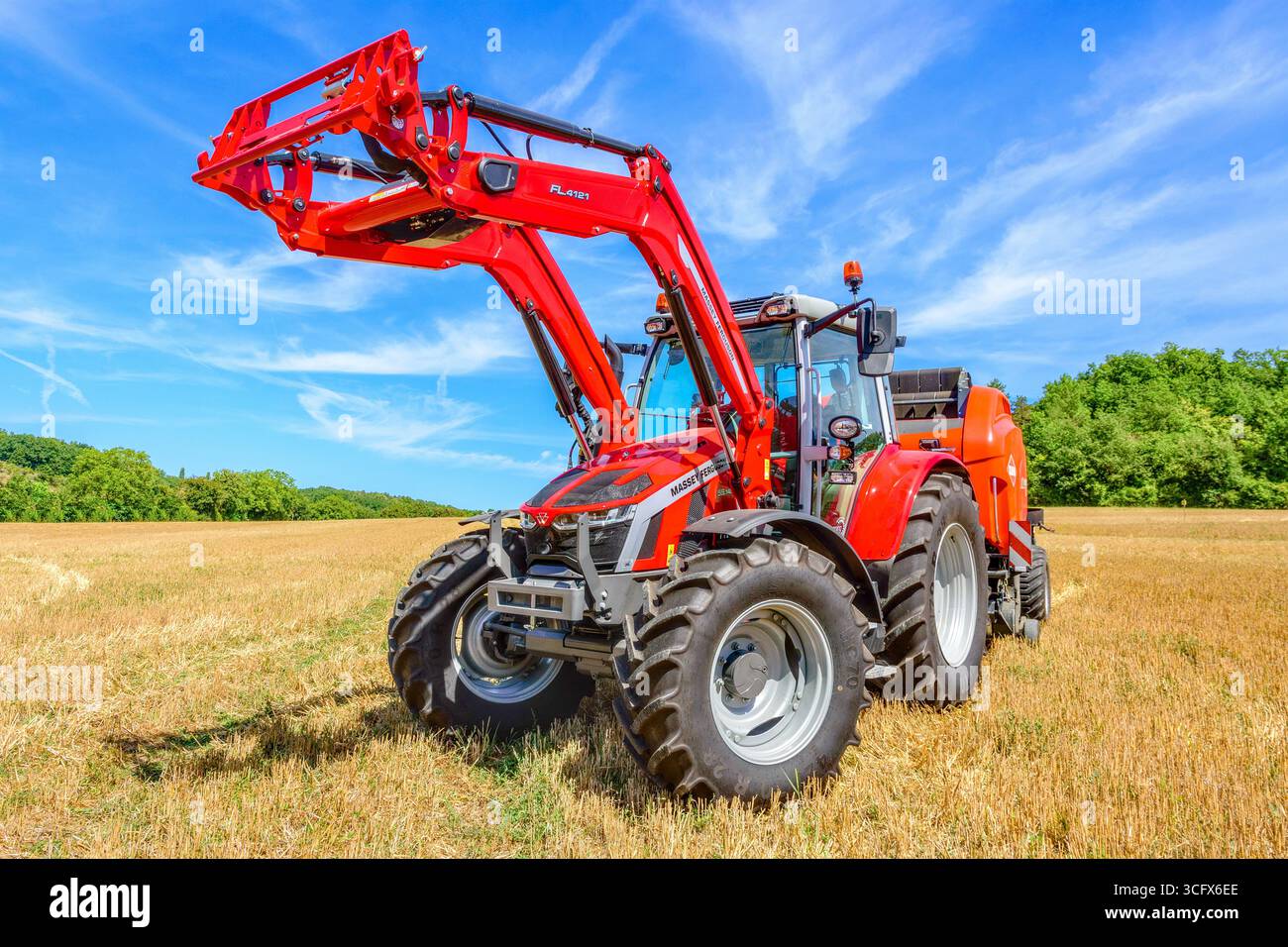 Neuer Massey Ferguson Traktor mit 5S.145 145 PS und Kuhn Rundballenpresse VB 3290 – Bossay-sur-Claise, Indre-et-Loire (37), Frankreich. Stockfoto