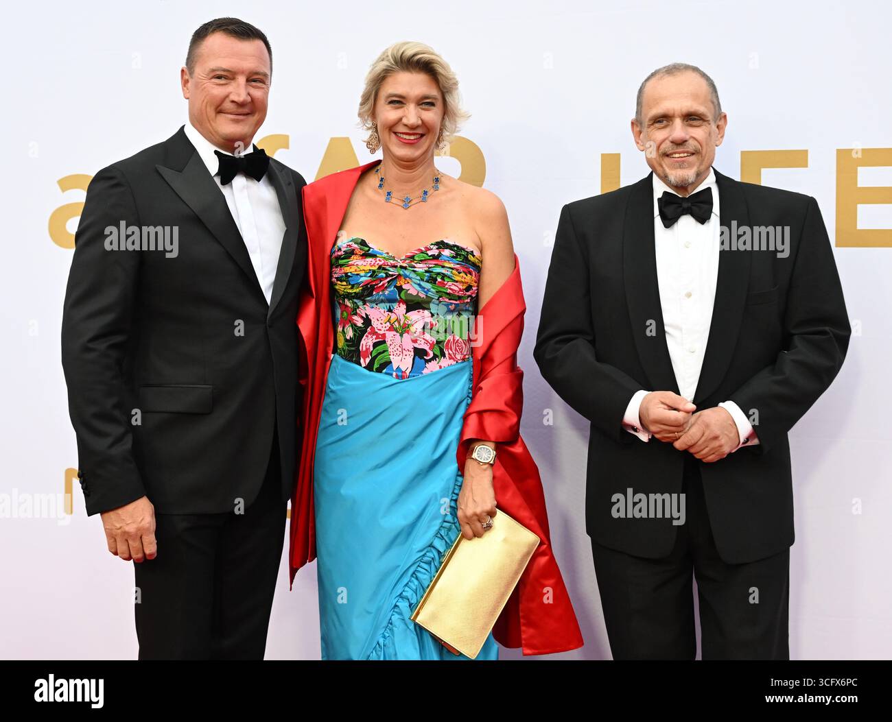 Salzburg, Österreich. August 2025. ABD0176 20250824 - auf dem roten Teppich bei der amfAR Gala Life Aidhilfe Charity Gala HIV in der Residenz Salzburg in Salzburg, Österreich, am 24. August 2025. Markus Friesacher und seine Frau Elisabeth Gery Keszler (Obmann Life und Organisator von amfAR Salzburg) - Foto: APA/BARBARA GINDL - 20250824 PD12053 Credit: APA-PictureDesk/Alamy Live News Stockfoto