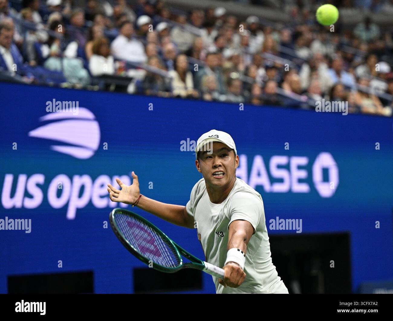 New York, USA. August 2025. Tien aus den Vereinigten Staaten gibt einen Schuss während der ersten Runde der Männer gegen Novak Djokovic aus Serbien bei den US Open-Tennismeisterschaften 2025 in New York, USA, am 24. August 2025 zurück. Quelle: Li Rui/Xinhua/Alamy Live News Stockfoto