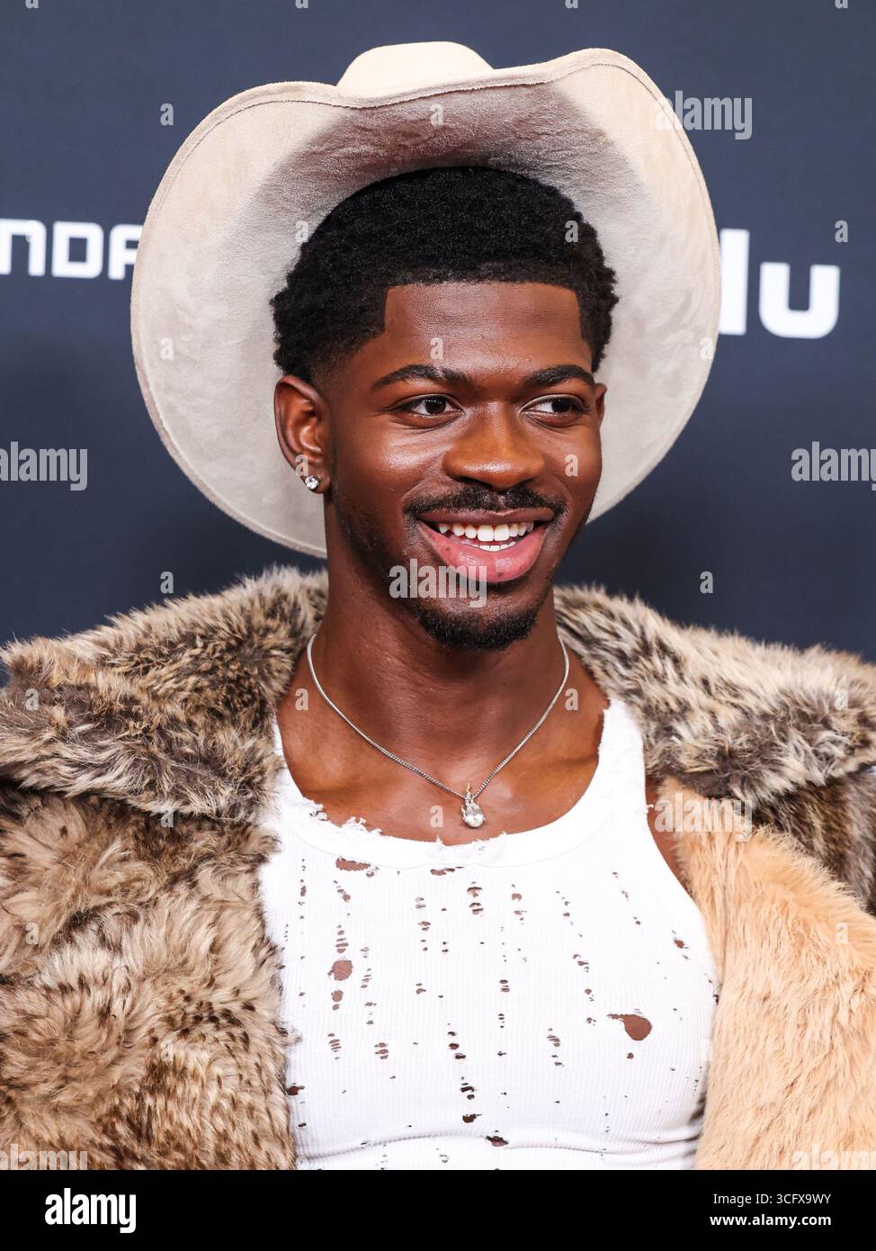 (DATEI) Lil NAS X wegen Batterie eines Polizisten verhaftet, wegen möglicher Überdosis ins Krankenhaus eingeliefert. Der Grammy-Preisträger Lil NAS X, dessen rechtlicher Name Montero Lamar Hill ist, wurde am frühen Donnerstagmorgen, dem 21. August 2025, in Studio City, Los Angeles, Kalifornien am Ventura Boulevard gefunden. BEVERLY HILLS, LOS ANGELES, KALIFORNIEN, USA - 27. MÄRZ: Der amerikanische Sänger, Rapper und Songwriter Lil NAS X (Montero Lamar Hill) kommt bei den 36. Jährlichen GLAAD Media Awards Los Angeles, die am 27. März 2025 im Beverly Hilton Hotel in Beverly Hills, Los Angele, stattfinden Stockfoto