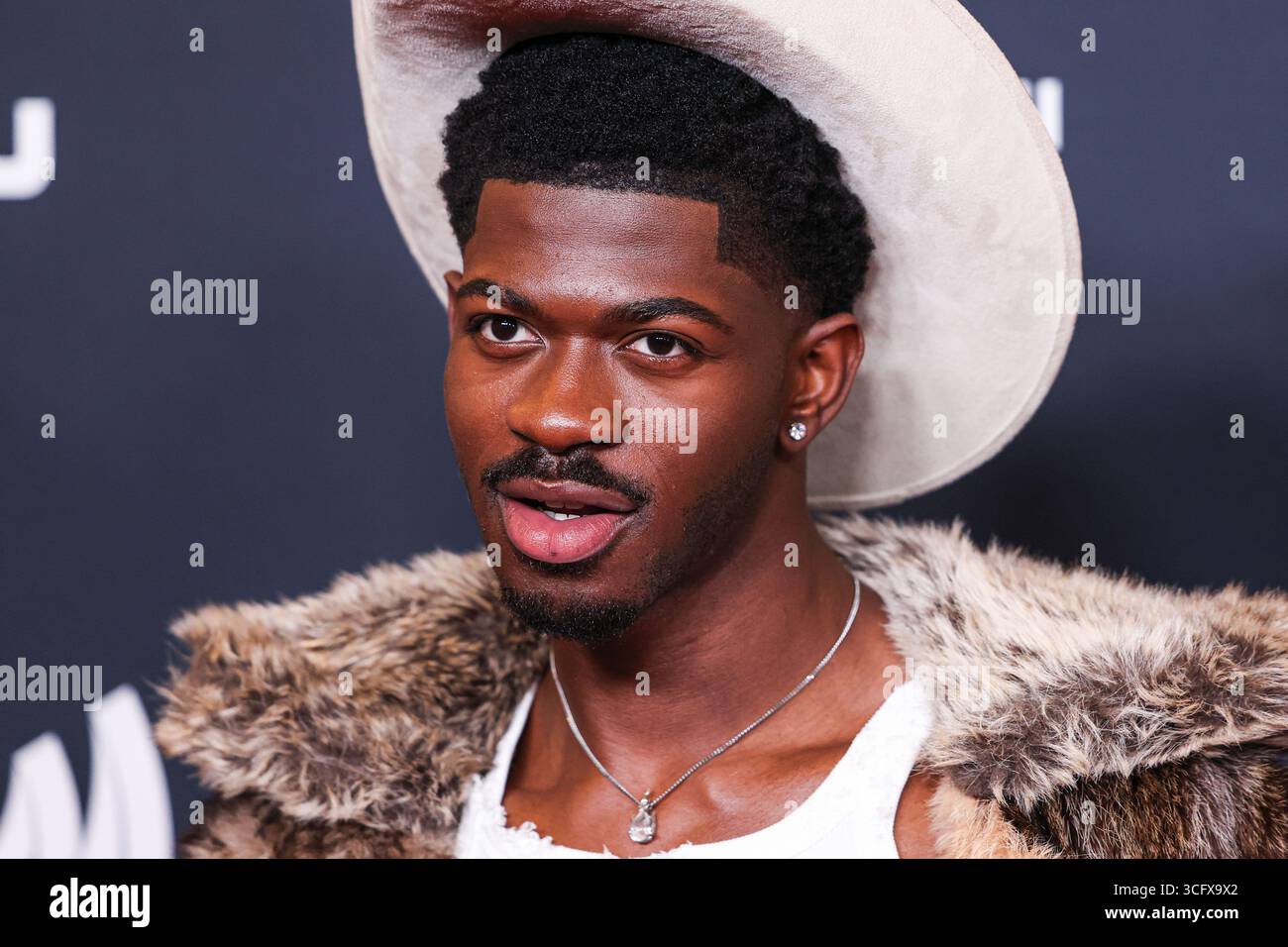 (DATEI) Lil NAS X wegen Batterie eines Polizisten verhaftet, wegen möglicher Überdosis ins Krankenhaus eingeliefert. Der Grammy-Preisträger Lil NAS X, dessen rechtlicher Name Montero Lamar Hill ist, wurde am frühen Donnerstagmorgen, dem 21. August 2025, in Studio City, Los Angeles, Kalifornien am Ventura Boulevard gefunden. BEVERLY HILLS, LOS ANGELES, KALIFORNIEN, USA - 27. MÄRZ: Der amerikanische Sänger, Rapper und Songwriter Lil NAS X (Montero Lamar Hill) kommt bei den 36. Jährlichen GLAAD Media Awards Los Angeles, die am 27. März 2025 im Beverly Hilton Hotel in Beverly Hills, Los Angele, stattfinden Stockfoto