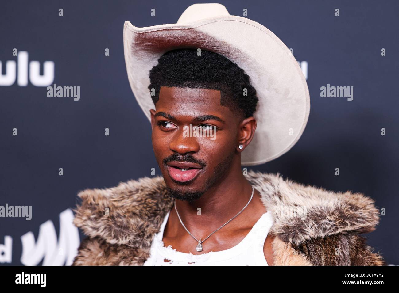 (DATEI) Lil NAS X wegen Batterie eines Polizisten verhaftet, wegen möglicher Überdosis ins Krankenhaus eingeliefert. Der Grammy-Preisträger Lil NAS X, dessen rechtlicher Name Montero Lamar Hill ist, wurde am frühen Donnerstagmorgen, dem 21. August 2025, in Studio City, Los Angeles, Kalifornien am Ventura Boulevard gefunden. BEVERLY HILLS, LOS ANGELES, KALIFORNIEN, USA - 27. MÄRZ: Der amerikanische Sänger, Rapper und Songwriter Lil NAS X (Montero Lamar Hill) kommt bei den 36. Jährlichen GLAAD Media Awards Los Angeles, die am 27. März 2025 im Beverly Hilton Hotel in Beverly Hills, Los Angele, stattfinden Stockfoto