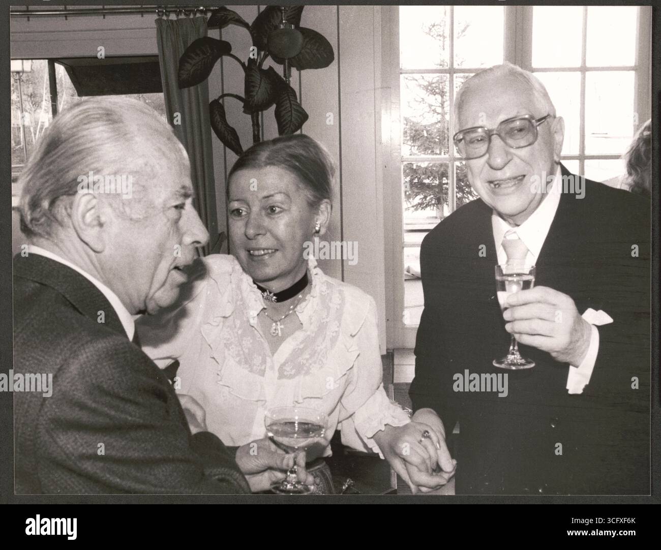 Der Kölner FDP-Politiker Walter Rieger (R.) mit nicht bezeichneten Personen - Walter Rieger (*1908 / + 1989) Krieg in den Jahren 1957 und 1958 Regierungspräsident von Köln und von 1961 bis 1965 Mitglied des Bundestages Stockfoto