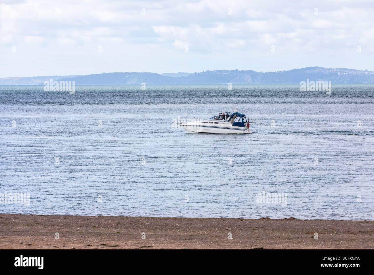 Ein kleines Kreuzfahrtschiff an der Mündung des Flusses exe in Exmouth Stockfoto
