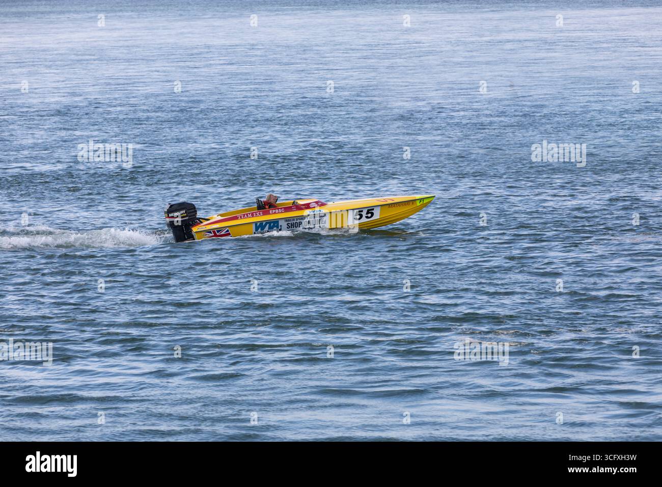 Ein kraftvolles gelbes Schnellboot mit Quecksilber Außenbordmotor an der Mündung des Flusses exe, Exmouth. Stockfoto