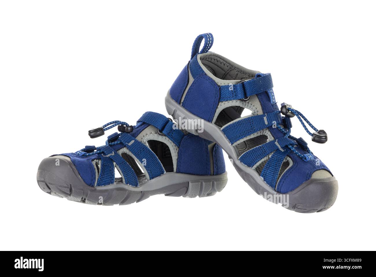 Ein Paar blaue Outdoor Adventure Sandalen mit Camo-Sohlen zum Wandern Stockfoto