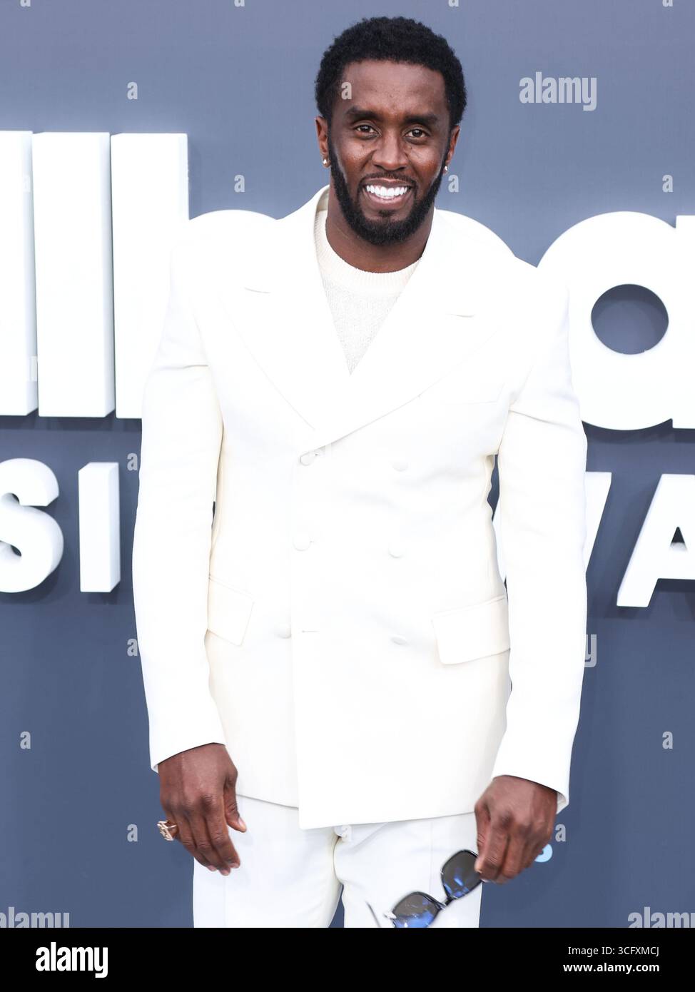 (DATEI) Gloria Estefans Ehemann Emilio droht Klage gegen Diddy Ankläger wegen „Freak Off“-Anschuldigungen. LAS VEGAS, NEVADA, USA – 15. MAI: Der amerikanische Rapper, Sänger, Schauspieler, Plattenproduzent und Plattenmanager Diddy (Sean Love Combs, auch bekannt unter seinen Künstlernamen Puff Daddy oder P. Diddy) kommt bei den Billboard Music Awards 2022 an der MGM Grand Garden Arena am 15. Mai 2022 in Las Vegas, Nevada, USA. (Foto: Xavier Collin/Image Press Agency) Stockfoto