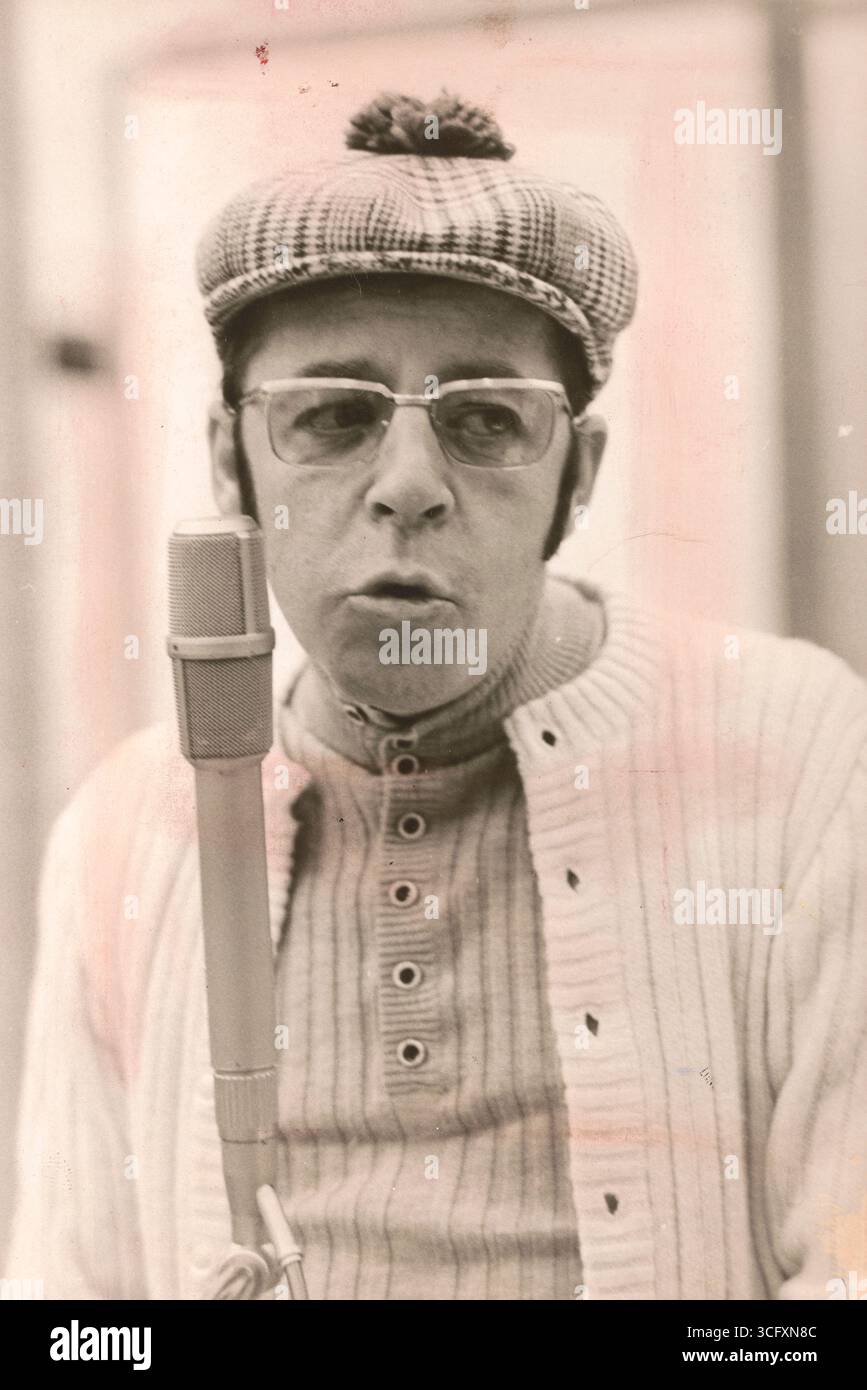 Porträt des britischen Schlagersängers, Schauspielers und Radio- und Fernsehmoderators Chris Howland (*30.07.1928 / + 29.11.2013) - Howland war vor allem in Deutschland bekannt. Er startete seine Karriere 1948 beim Radiosender der Britischen Armee BFN (British Forces Network), wurde 1952 Discjockey beim NWDR (später WDR), moderierte später u.a. als 'Mr. Pumpernickel' im Radio. - Zu seinen bekanntesten Sendungen gehörten u. a.: Musik aus Studio B (1961–1969), sowie Vorsicht Kamera (1961–1966). - Seine größten Erfolge als Schlagersänger feierte er er im Mai 1958 mit Fraulein und im Mai Stockfoto