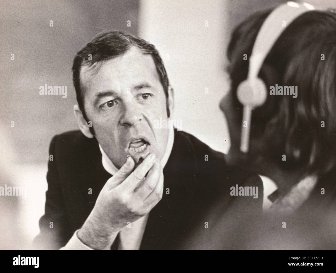 Porträt des britischen Schlagersängers, Schauspielers und Radio- und Fernsehmoderators Chris Howland (*30.07.1928 / + 29.11.2013) - Howland war vor allem in Deutschland bekannt. Er startete seine Karriere 1948 beim Radiosender der Britischen Armee BFN (British Forces Network), wurde 1952 Discjockey beim NWDR (später WDR), moderierte später u.a. als 'Mr. Pumpernickel' im Radio. - Zu seinen bekanntesten Sendungen gehörten u. a.: Musik aus Studio B (1961–1969), sowie Vorsicht Kamera (1961–1966). - Seine größten Erfolge als Schlagersänger feierte er er im Mai 1958 mit Fraulein und im Mai Stockfoto