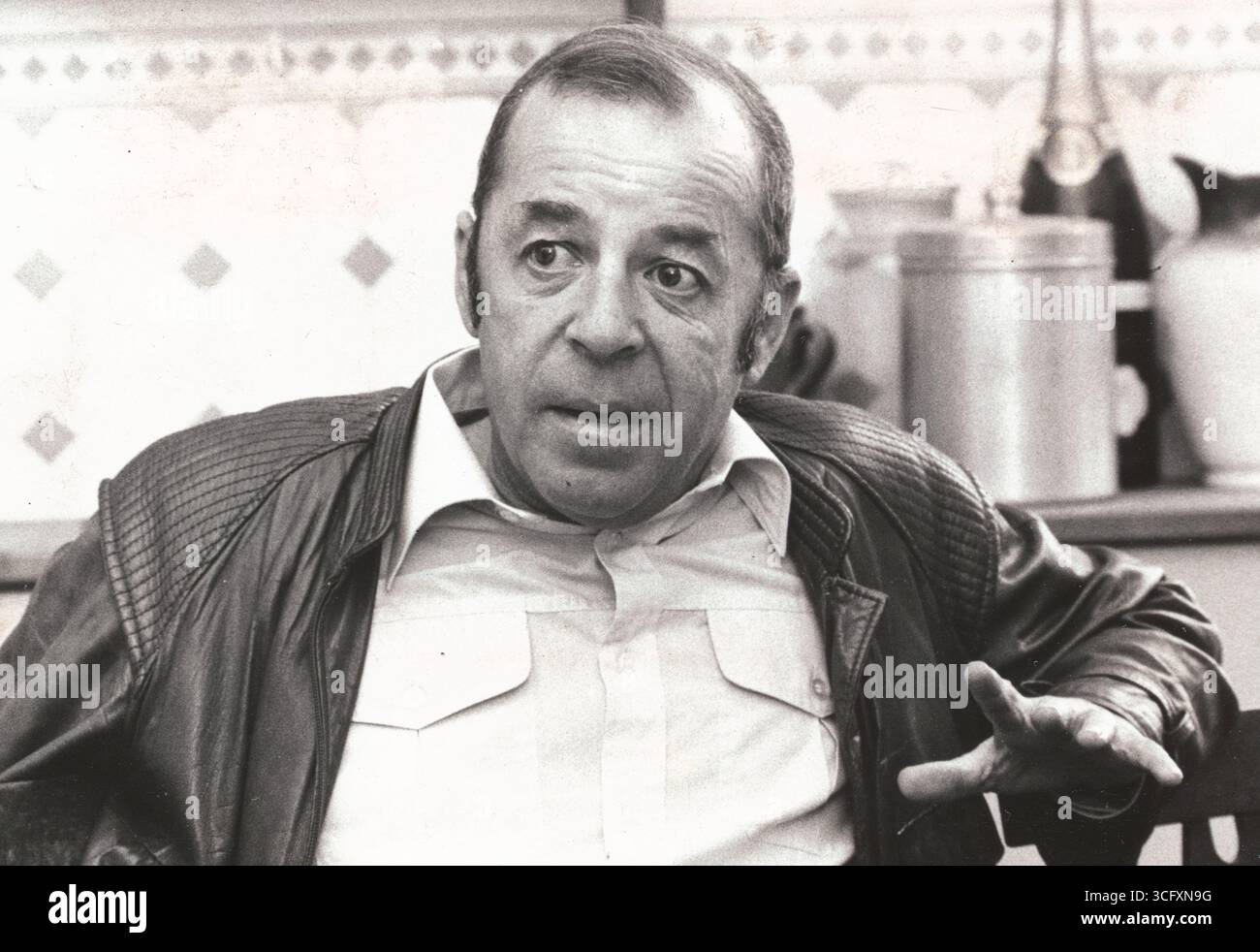 Porträt des britischen Schlagersängers, Schauspielers und Radio- und Fernsehmoderators Chris Howland (*30.07.1928 / + 29.11.2013) - Howland war vor allem in Deutschland bekannt. Er startete seine Karriere 1948 beim Radiosender der Britischen Armee BFN (British Forces Network), wurde 1952 Discjockey beim NWDR (später WDR), moderierte später u.a. als 'Mr. Pumpernickel' im Radio. - Zu seinen bekanntesten Sendungen gehörten u. a.: Musik aus Studio B (1961–1969), sowie Vorsicht Kamera (1961–1966). - Seine größten Erfolge als Schlagersänger feierte er er im Mai 1958 mit Fraulein und im Mai Stockfoto