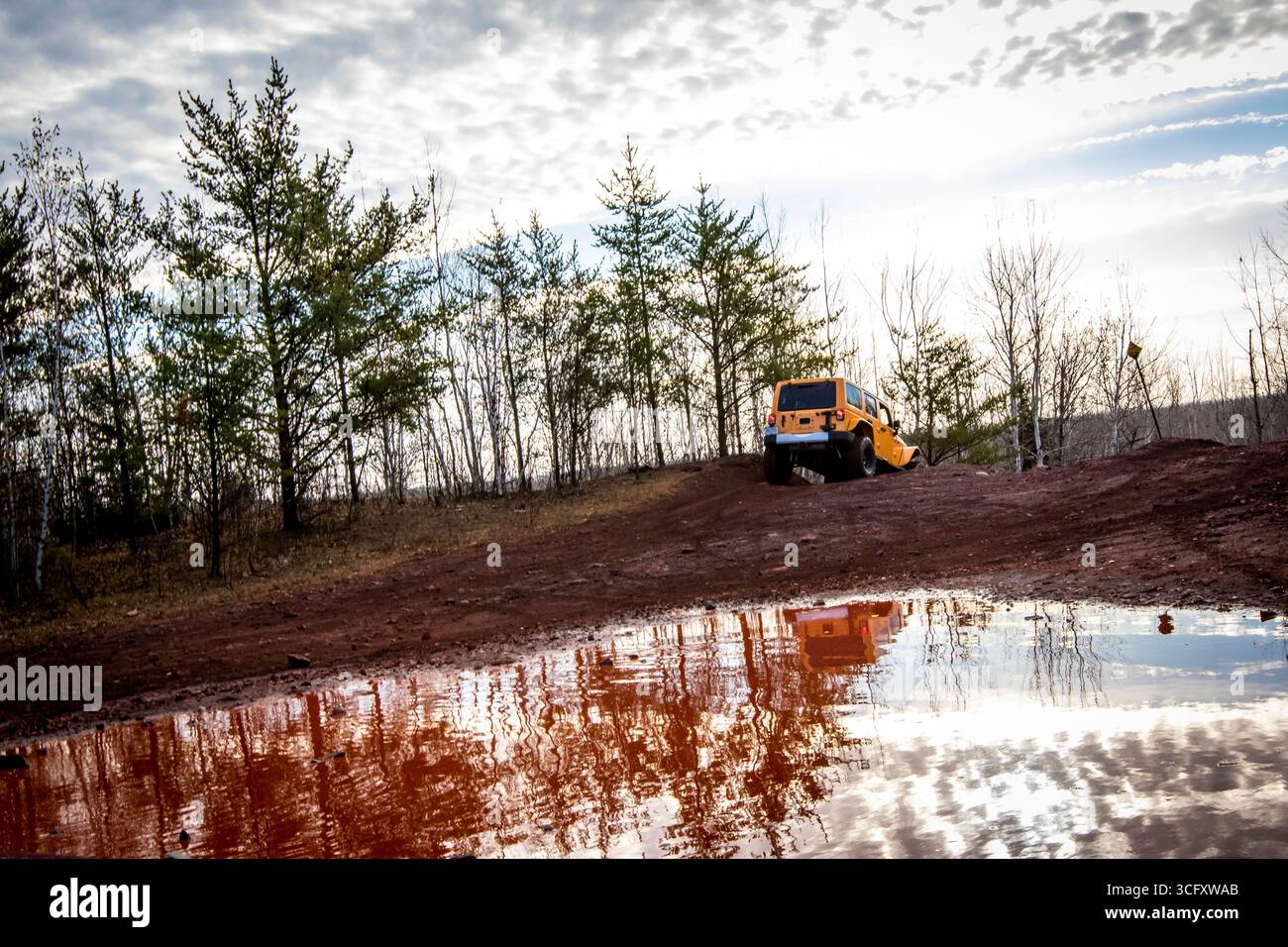 Gelbes Auto im Gelände in abgelegener Gegend, Biwabik, Minnesota, USA Stockfoto