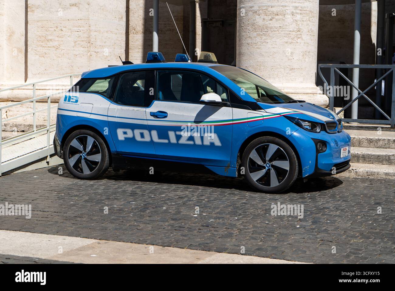 Italienisches Polizeiauto. Polizia di stato 113 BMW im Vatikan. Italien, Rom - 12. Juli 2025. Stockfoto