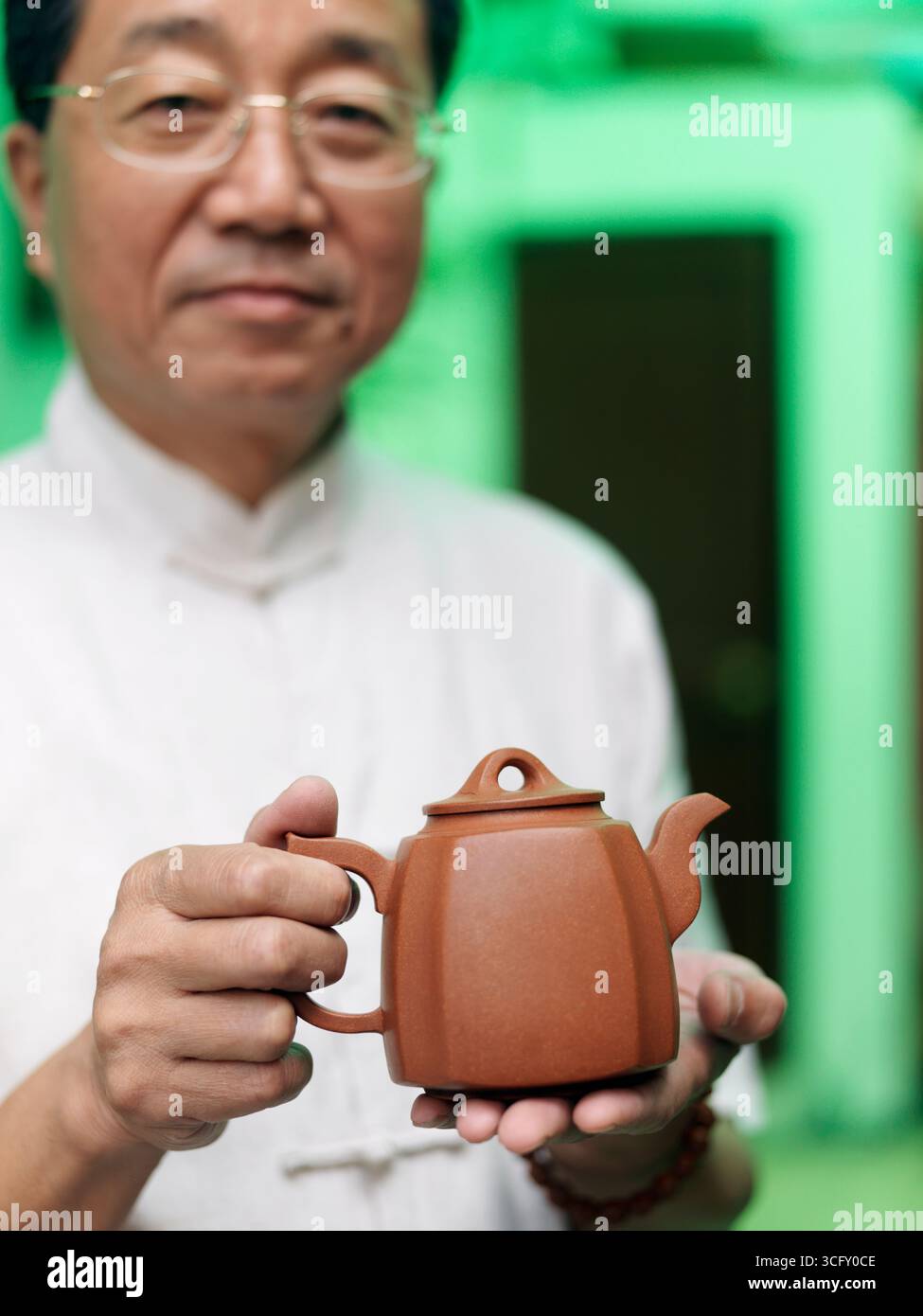 Ein Porträt eines Geschäftsinhabers in Shanghai. Stockfoto