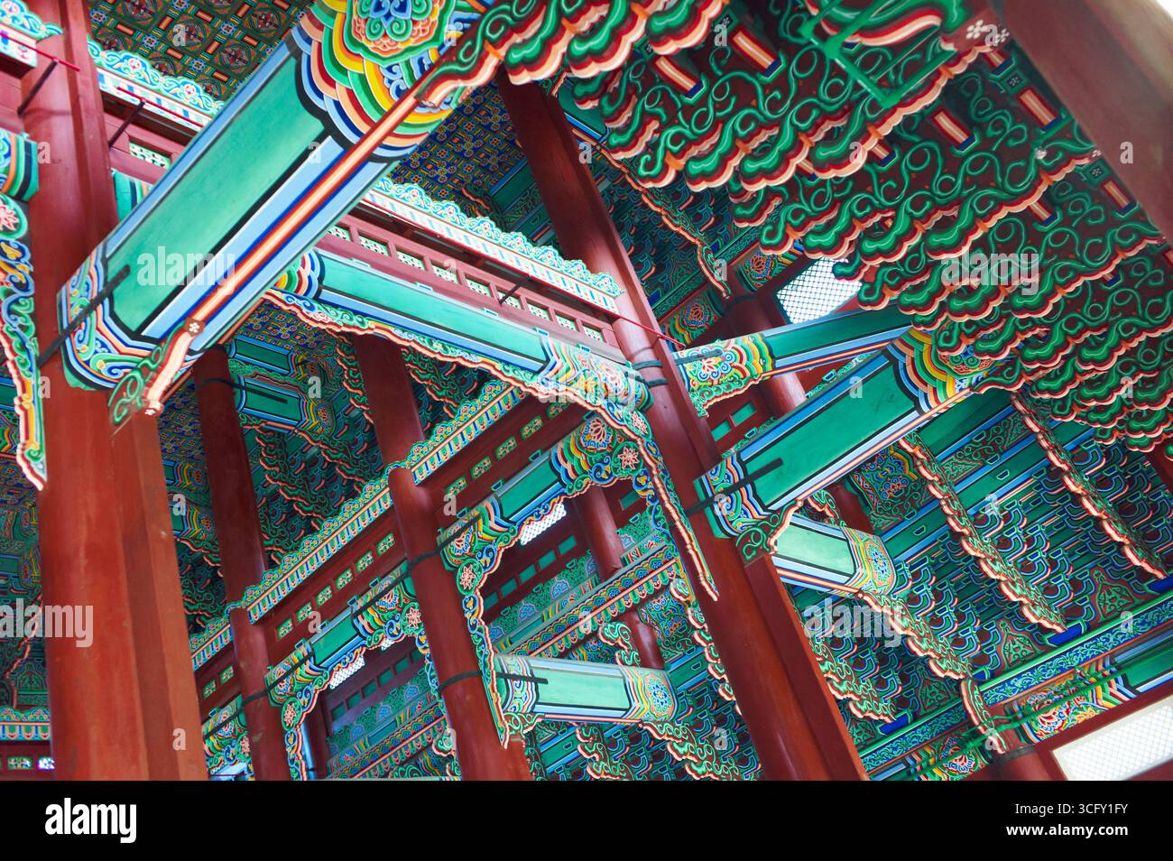 Innenarchitektur-Design-Details im inneren Hof des Grand Palace (Gyeongbokgung Palace) in Seoul, Korea. Stockfoto