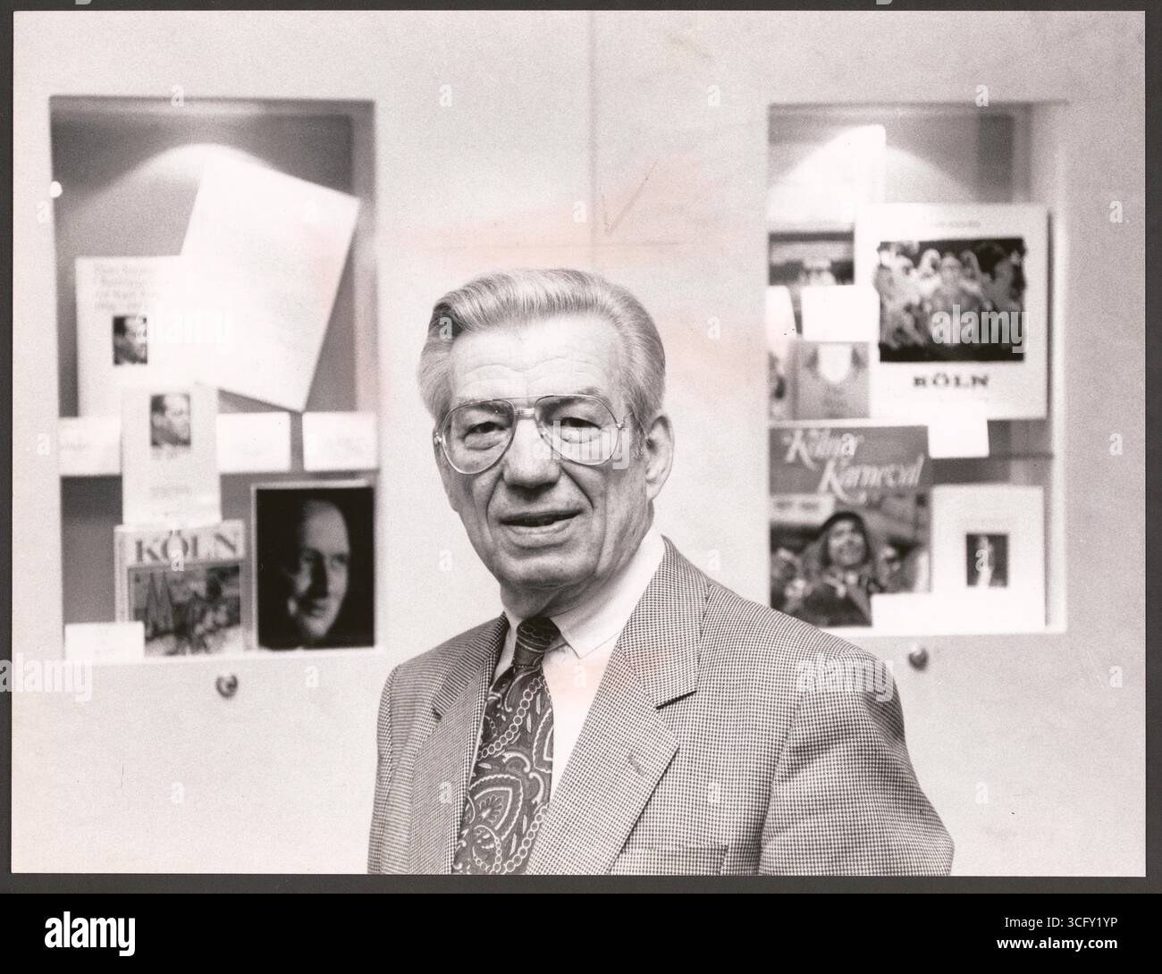 Porträt des Kölner Journalisten und Autoren Peter Fuchs (*01.04.1921 / + 01.03.2003) - Fuchs schreibt über 30 Köln-Bücher | u.a. die zweibändige „Chronik zur Geschichte der Stadt Köln“ - als Journalist leitete er die Kölner Redaktion der NRZ (1957-1966) und leitete danach bis 1981 als Pressechef das Nachrichtenamt der Stadt Köln - Foto vom 21.03.1981 Stockfoto