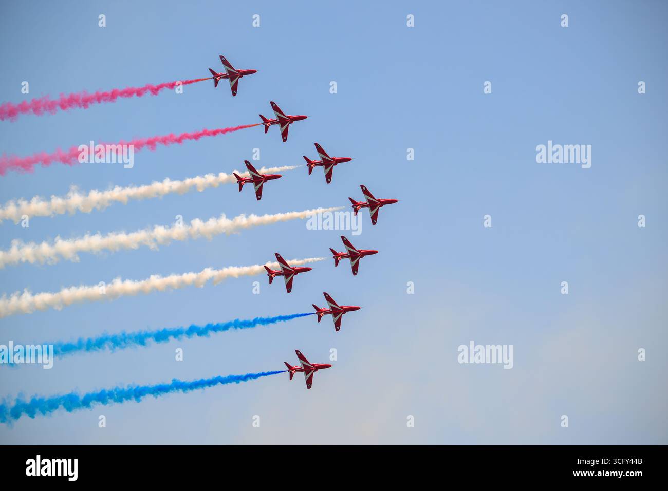 BAE Hawk T1A Flugzeug des Royal Air Force Aerobatic Teams, The Red Arrows, bei Airborne 2025, Eastbourne Stockfoto