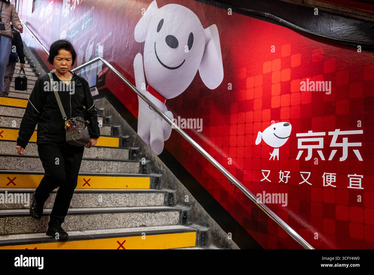Hong Kong Daily Life Werbung für die JD App am 1. April 2025 in Hongkong an einer MTR Station. Stockfoto