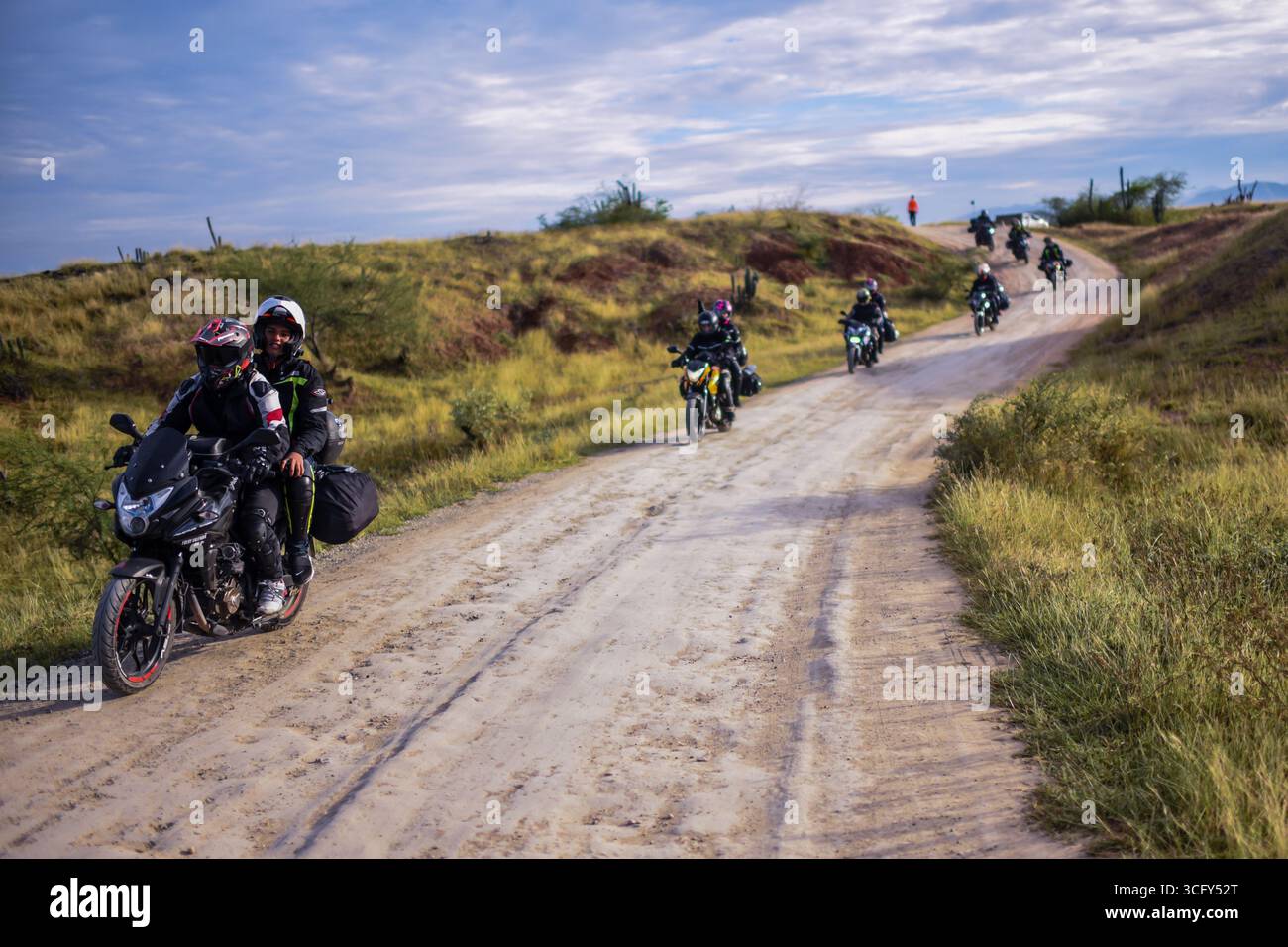 Eine Gruppe von Motorradfahrern reist durch die Tatacoa-Wüste in Kolumbien Stockfoto