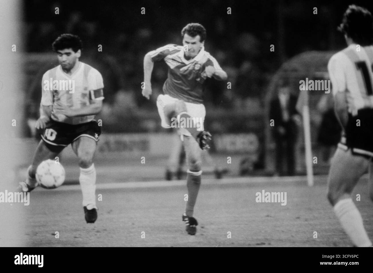 Diego Maradona (Argentinien, li.) versucht Alexei Michailichenkos (?; UdSSR, Mitte) Schuss zu blocken. Vorrundenspiel bei der Fußball-WM 1990 in Italien. Stockfoto