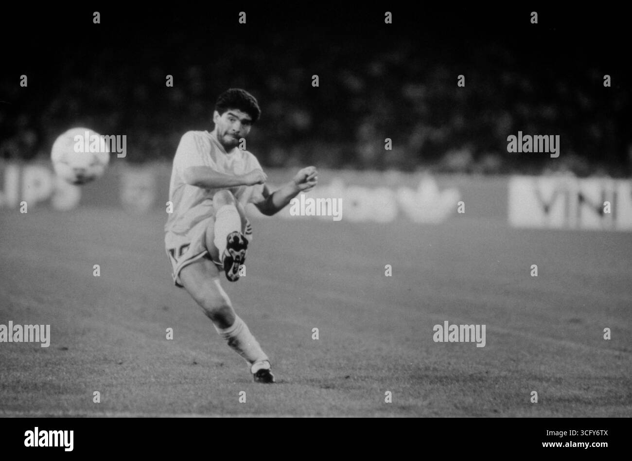 Argentiniens Diego Maradona beim Passspiel im Vorrundenspiel gegen Rumänien bei der Fußball-Weltmeisterschaft 1990 in Italien. Stockfoto