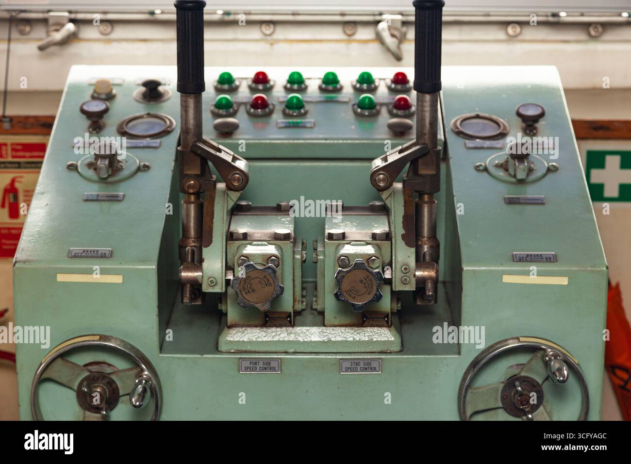 Steuereinrichtung zum Absenken und Anheben von Ankern auf der Schiffsbrücke. Stockfoto
