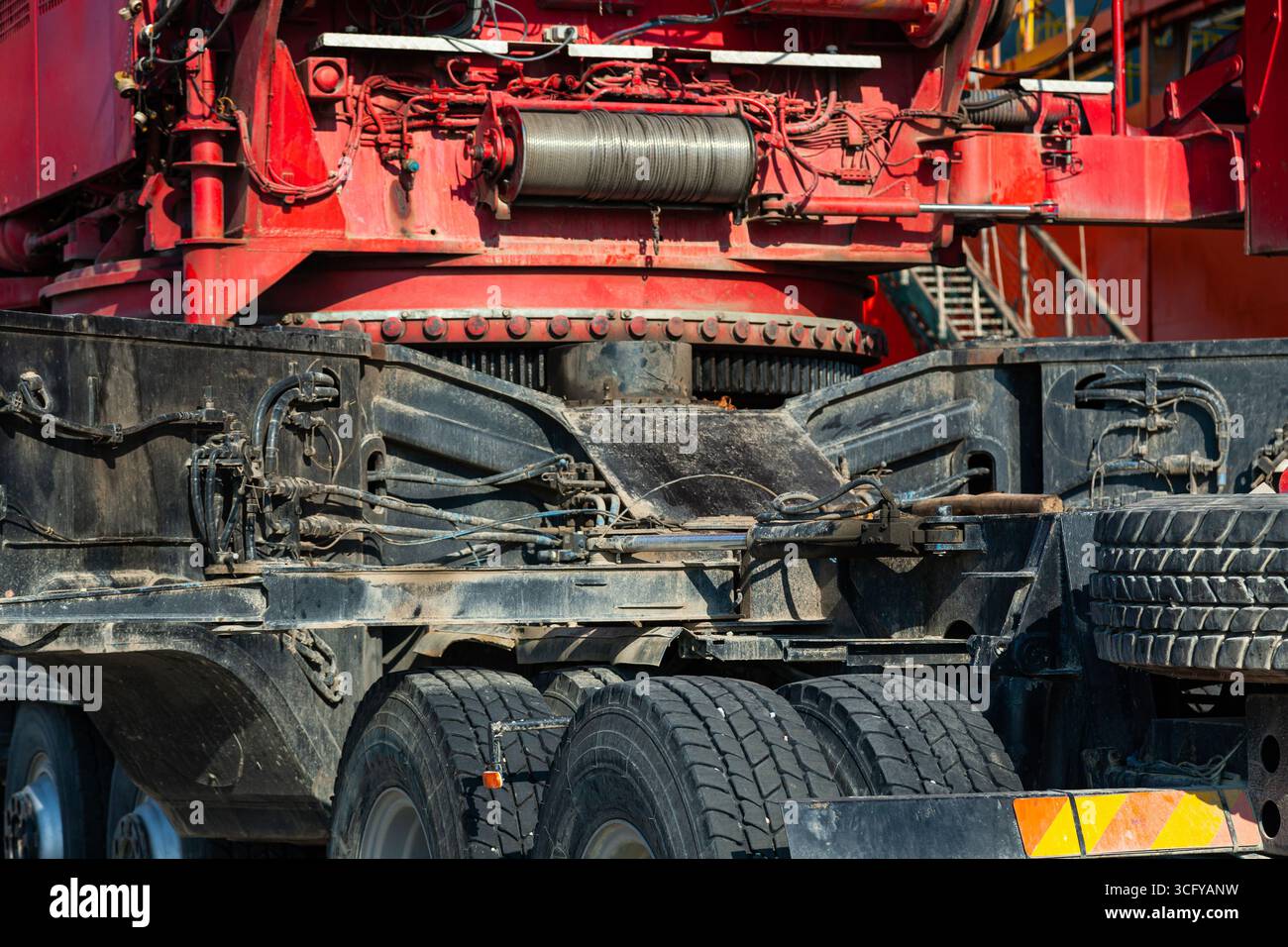 Fahrgestell eines großen Hafenkrans auf Rädern. Stockfoto