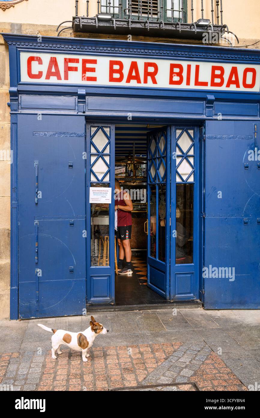 Eine beliebte Bar mit einer großen Auswahl an Pinchos, in der Ecke der Plaza Nueva im Casco Viejo, Bilbao, Nordspanien. Stockfoto