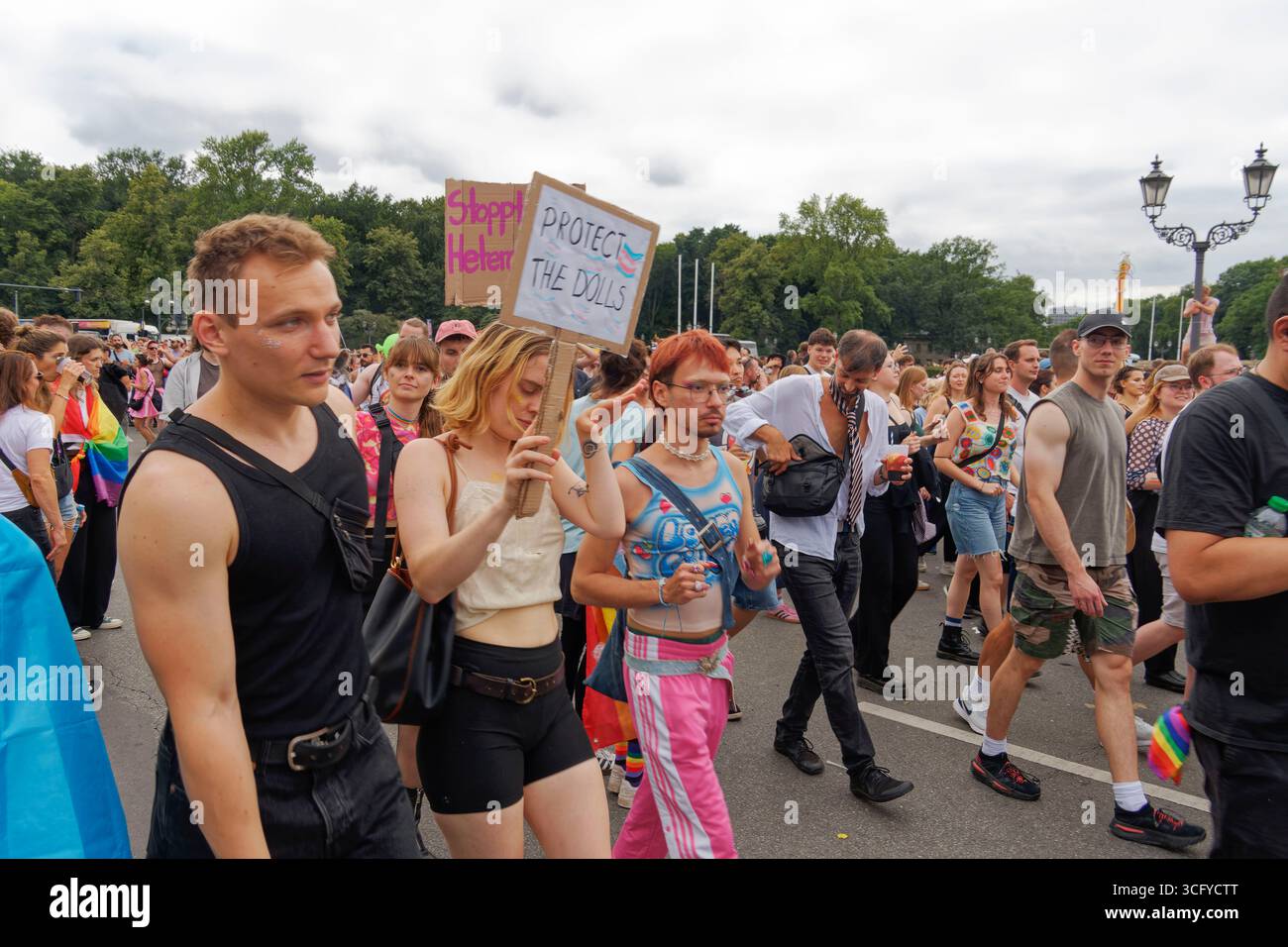 CSD Berlin 2025, Christopher Street Day, Motto ' nie wieder still ', großer Stern, Siegessäule, Berlin-Tiergarten, Deutschland Stockfoto