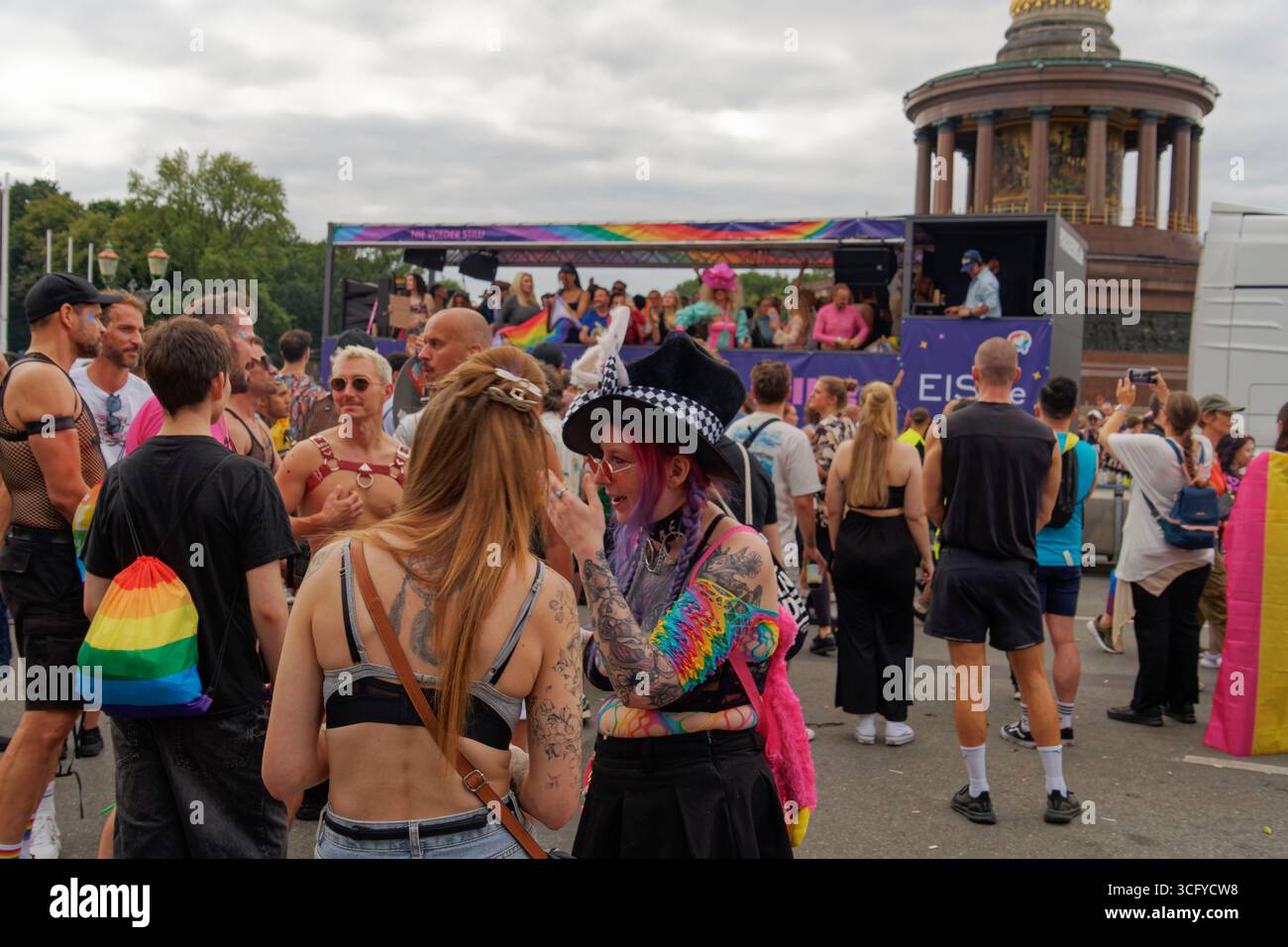 CSD Berlin 2025, Christopher Street Day, Motto ' nie wieder still ', großer Stern, Siegessäule, Berlin-Tiergarten, Deutschland Stockfoto