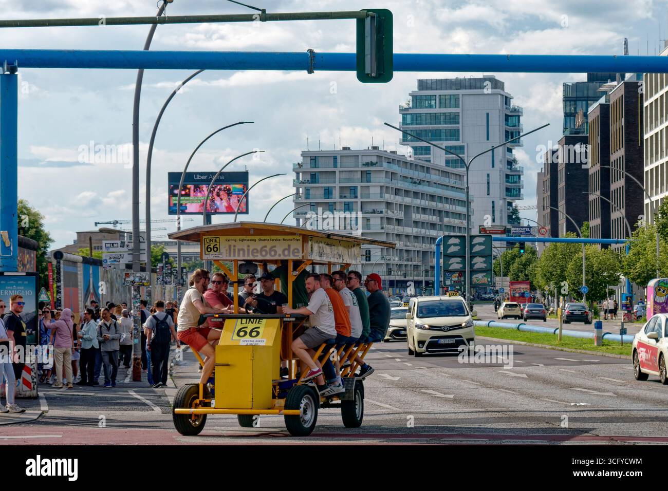 Big Bike mit Touristen an der Oberbaumbrücke, Linie66, East Side Gallery, Berlin-Friedrichshain, Stockfoto