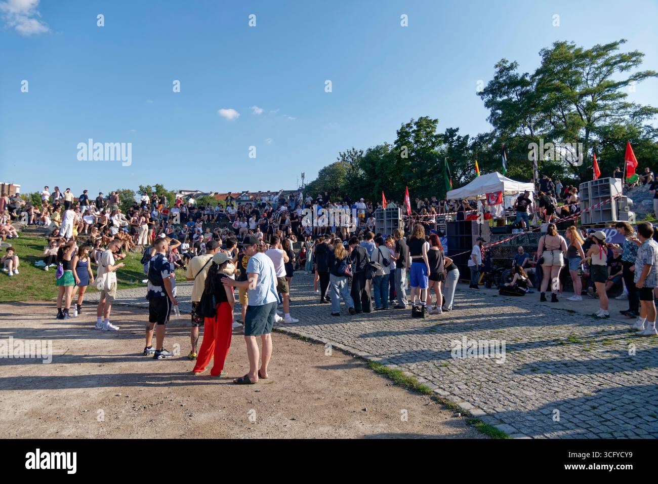 Schwärmt gegen den Zaun im Görlitzer Park. Protest gegen Umzäunung des Görlitzer Parks in Berlin-Kreuzberg Stockfoto