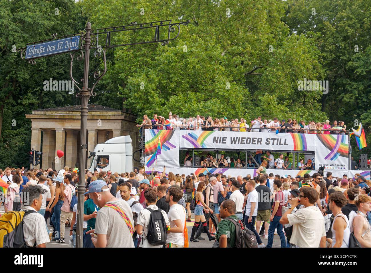 CSD Berlin 2025, Christopher Street Day, Motto ' nie wieder still ', großer Stern, Siegessäule, Berlin-Tiergarten, Deutschland Stockfoto