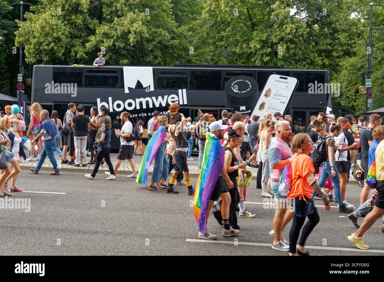 CSD Berlin 2025, Christopher Street Day, Bloomwell Bus, Cannabis App, Berlin-Tiergarten Stockfoto