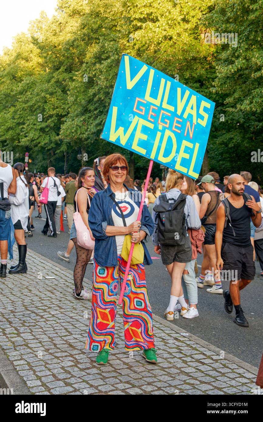 CSD Berlin 2025, Christopher Street Day, Motto ' nie wieder still ', Straße des 17. Juni 47. Christopher Street Day Parade, Vulvas gegen Weidel, BE Stockfoto