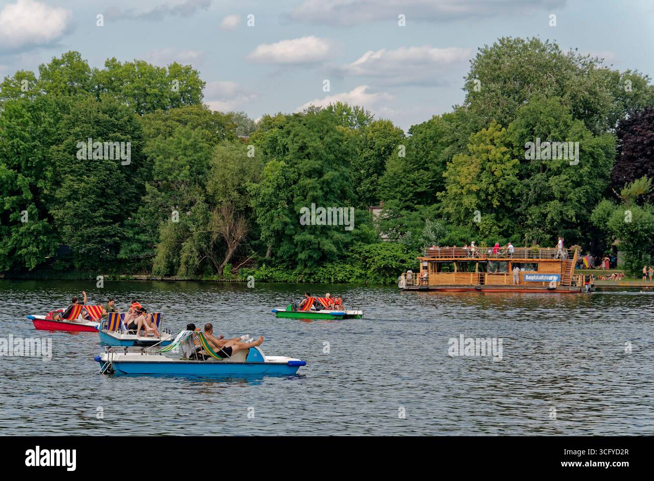 Sommerwetter in Berlin. Spree, Tretboote, Hauptstadtfloss, Fluss Spree, Berlin Deutschland Stockfoto