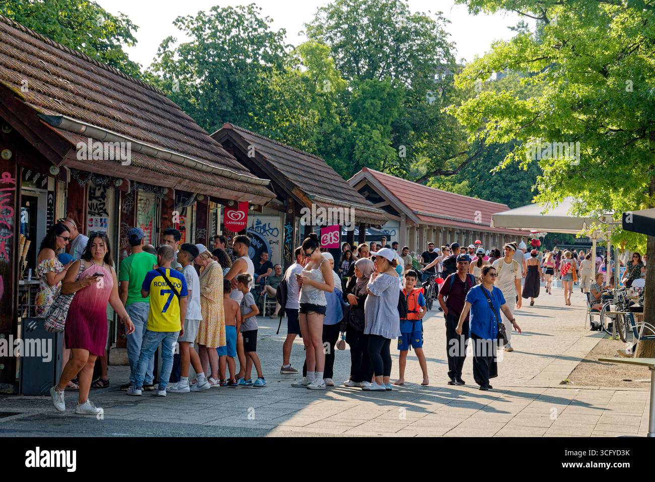 Treptower Hafen, Promenade, Ladenzeile, Wiederaufbau nach Brand 2022, Treptower Park, Berlin-Treptow Stockfoto