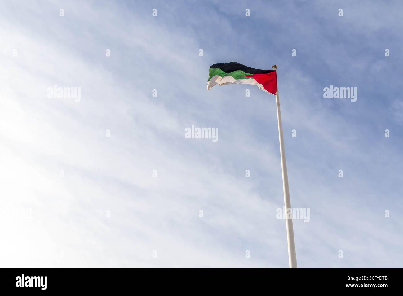 Palästinensische Flagge fliegt an einem Pfosten in Gaza, Palästina. Stockfoto
