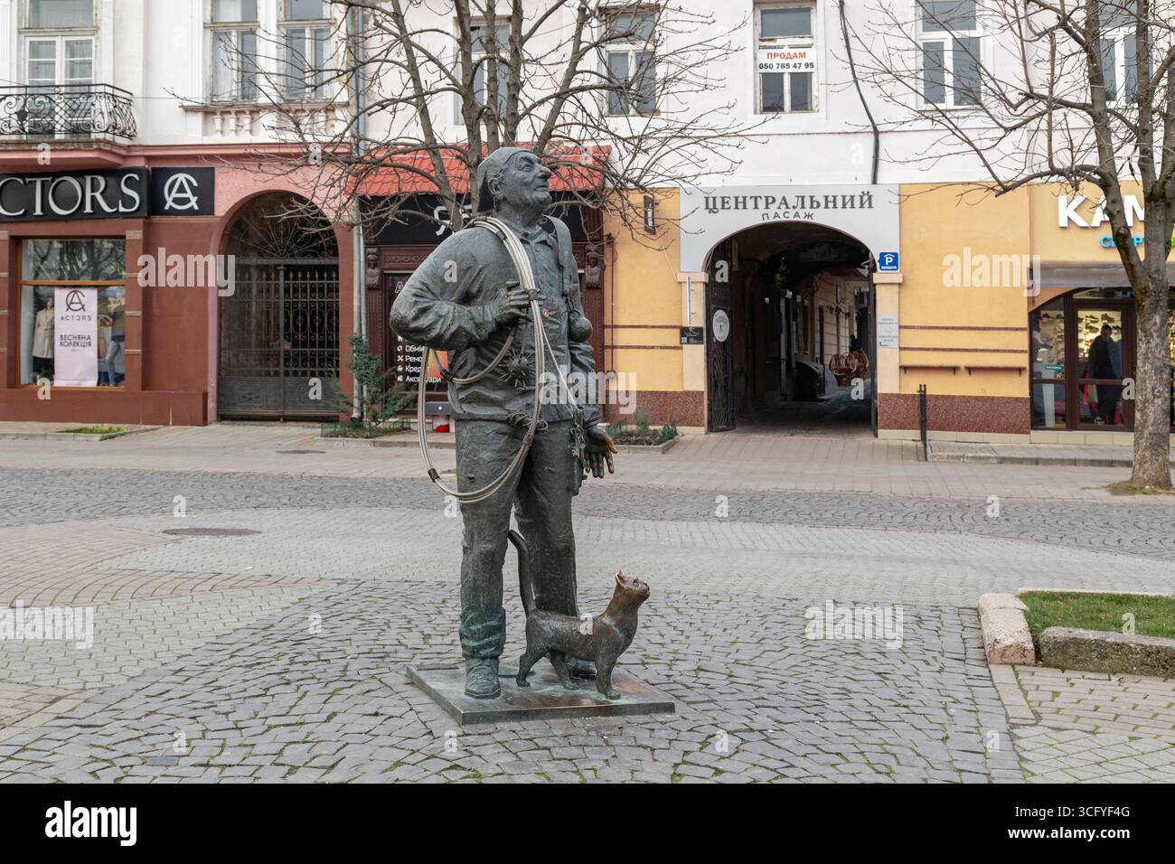 MUKATSCHEWO, UKRAINE - 5. MÄRZ 2023: Dies ist ein Denkmal für den glücklichen Kaminfeger im historischen Zentrum der Stadt. Stockfoto