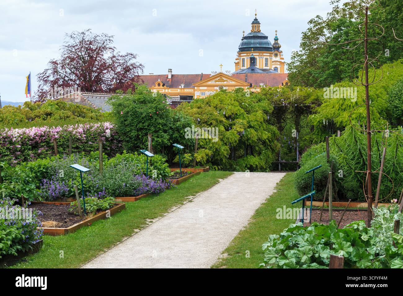 MELK, ÖSTERREICH - 12. MAI 2019: Dies ist eine der Gassen des Botanischen Gartens in der Benediktinerabtei. Stockfoto
