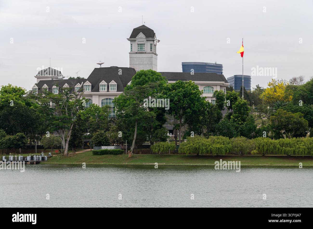 Istana Darul Ehsan, (Wohnort des Aufrichtigkeitspalastes) eine der königlichen Residenzen des Sultans von Selangor befindet sich am Ufer eines künstlichen Sees Stockfoto