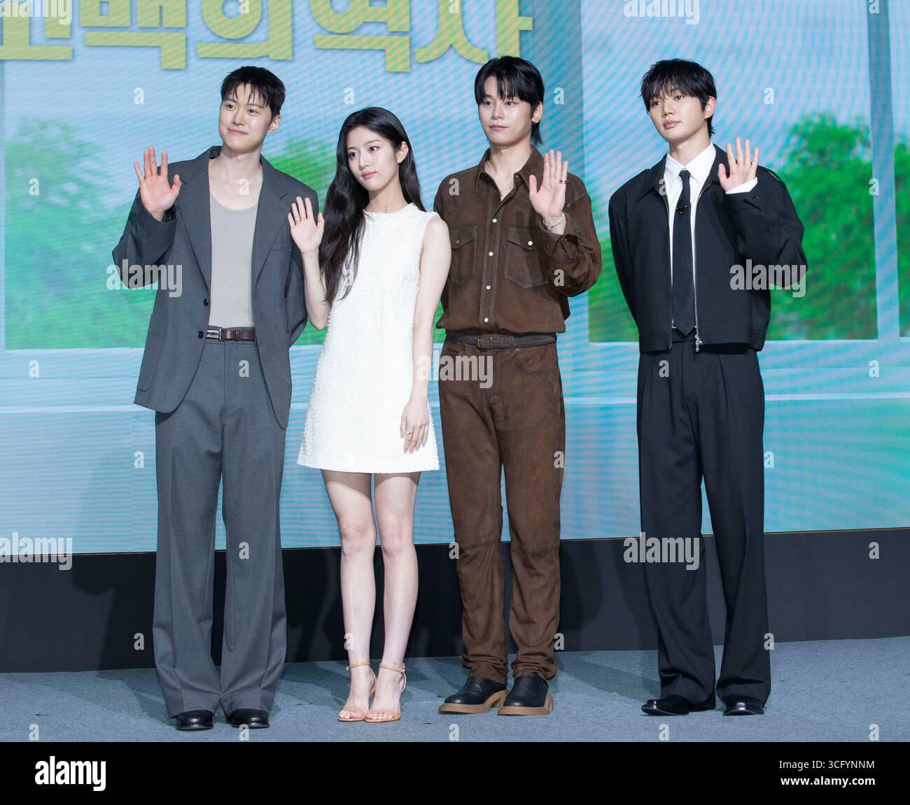 Seoul, Südkorea. August 2025. (L bis R) die südkoreanischen Schauspieler Gong Myung, Shin Eun-soo, Cha Yoo-min und Yoon Sang-hyun nehmen am 25. August 2025 an einem Fotogespräch zur NETFLIX-Serie „Love Untangled“ in Seoul, Südkorea, teil. (Foto: Lee Young-HO/SIPA USA Credit: SIPA USA/Alamy Live News Stockfoto