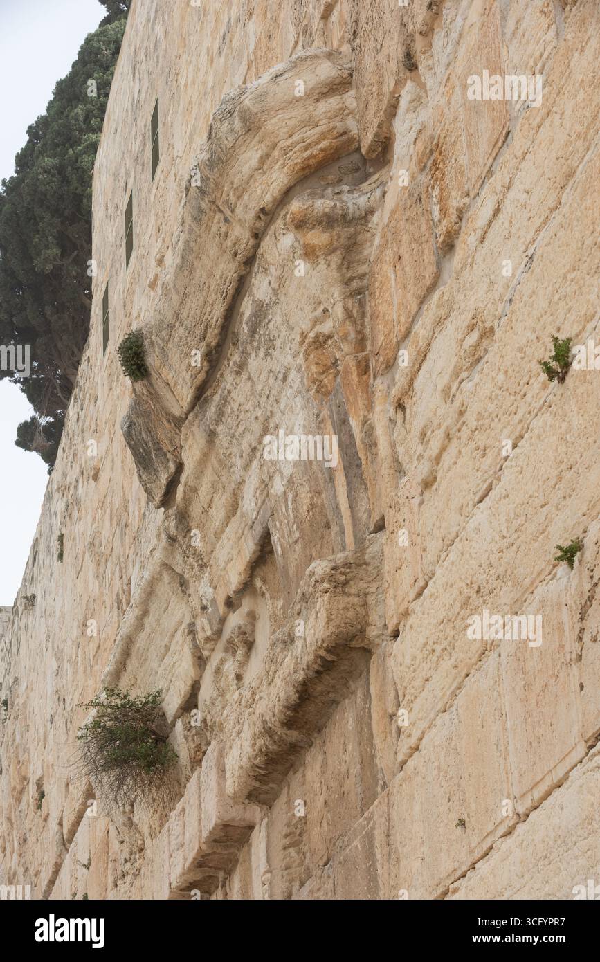 Nahaufnahme des verbliebenen Abschnitts des Robinson's Arch an der westlichen Wand des Tempelberges in der Altstadt von Jerusalem, Israel. Stockfoto