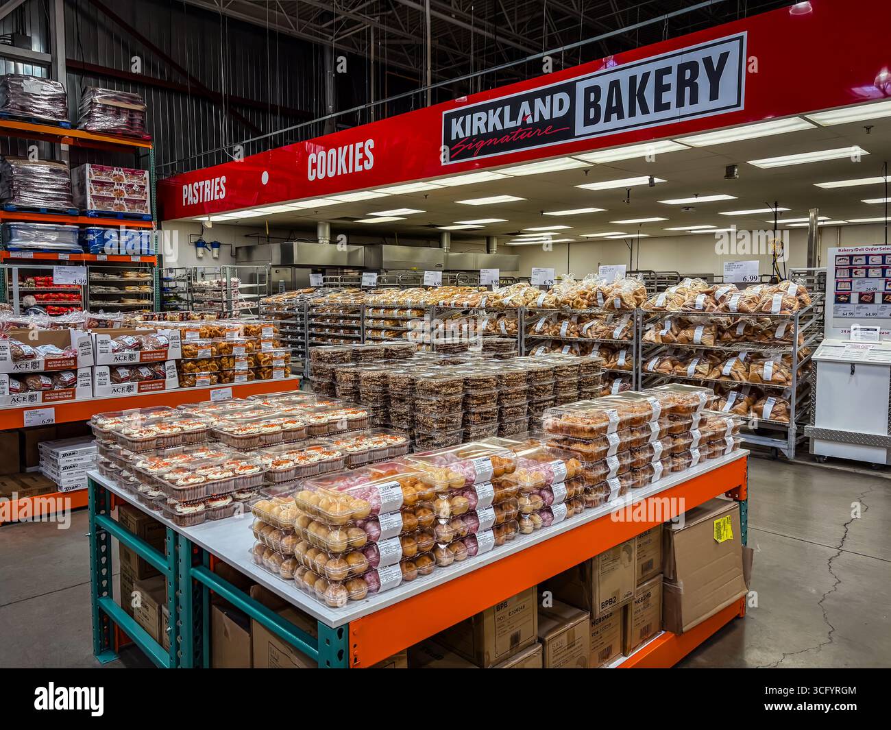 Kirkland Signature Bakery in einem Lagerhaus von Costco, in dem eine große Auswahl an lose verpackten Gebäckstücken, Keksen und Muffins präsentiert wird Stockfoto