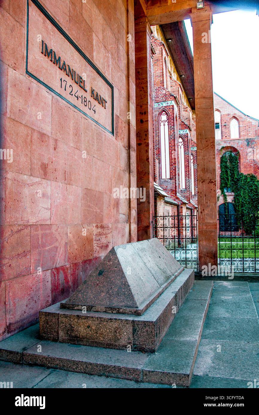 Begräbnis des Steingrabes von Immanuel Kant an der Mauer der katholischen Kathedrale in Kaliningrad, Russland Stockfoto