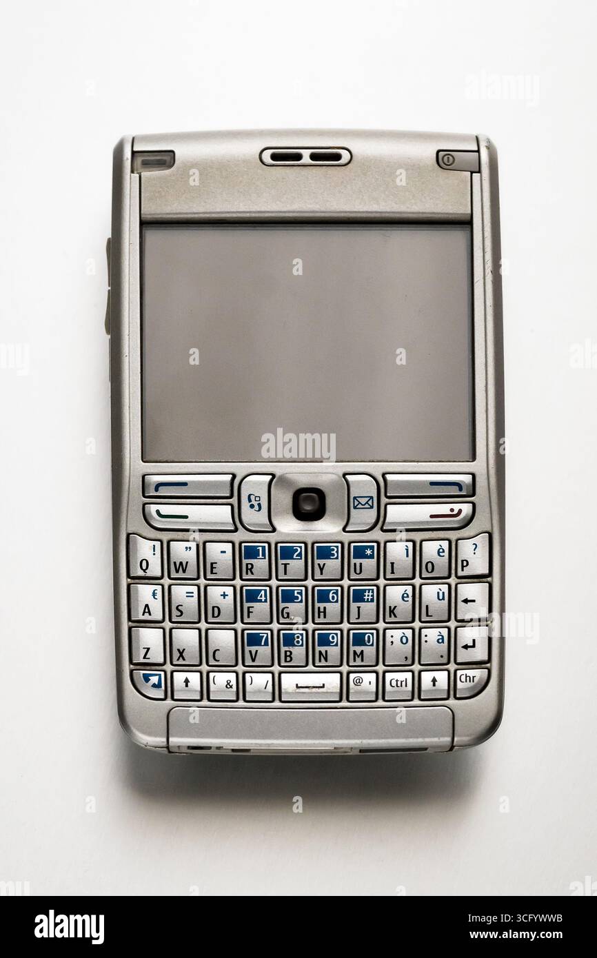 Altmodisches Mobiltelefon mit physischer Tastatur und leerem Bildschirm auf weißem Hintergrund Stockfoto