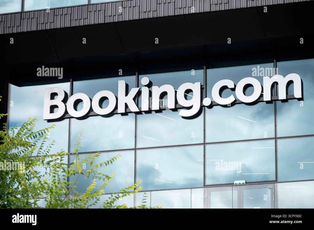 Amsterdam Niederlande 23. August 2025 Booking.com Niederlassungen. Booking.com ist eine Hotelbuchungsplattform. Buchung, hauptsitz, hauptsitz, Logo, Kantoor Stockfoto
