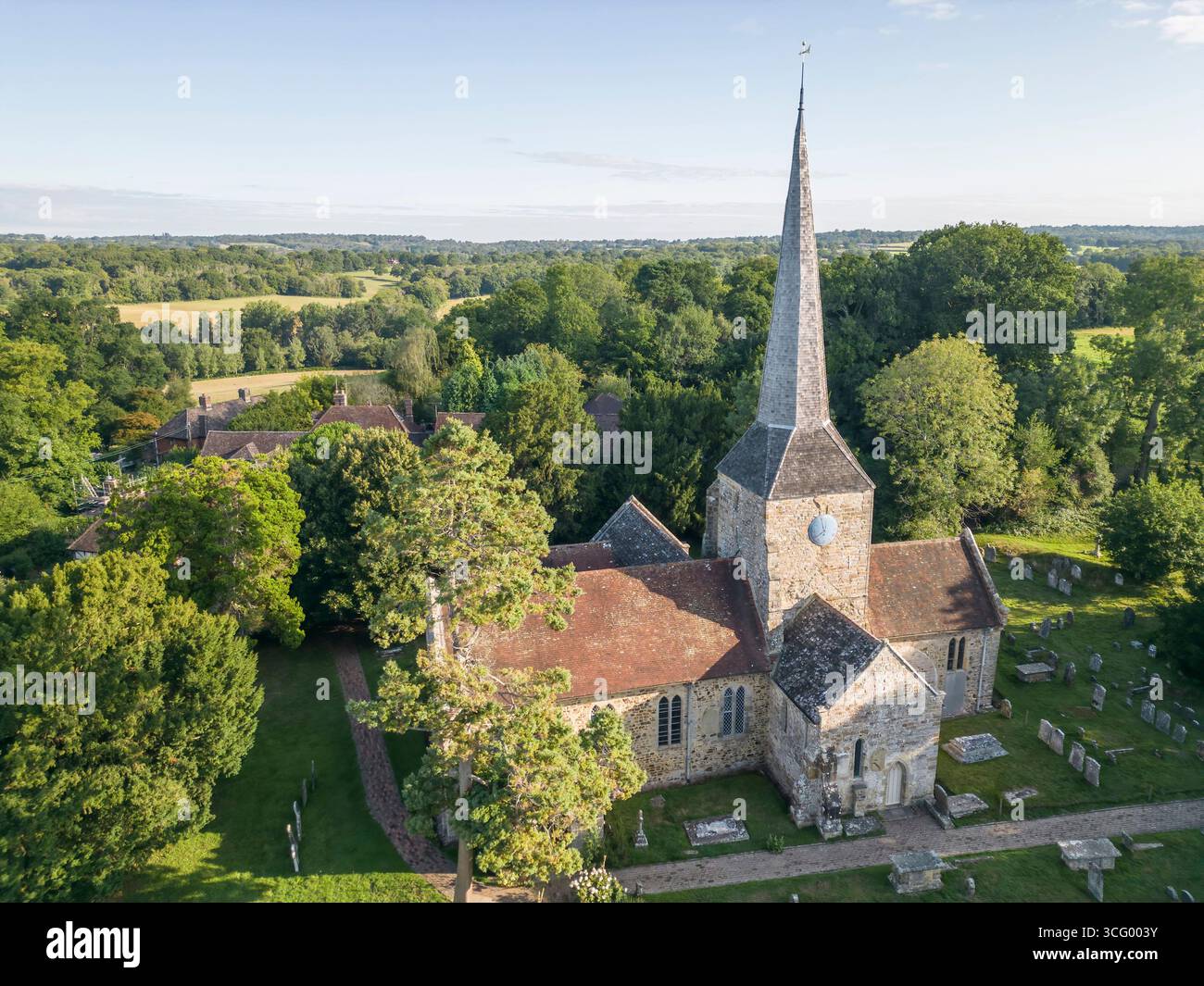 Aus der Vogelperspektive der St. giles Pfarrkirche in horsted keynes in West sussex Stockfoto
